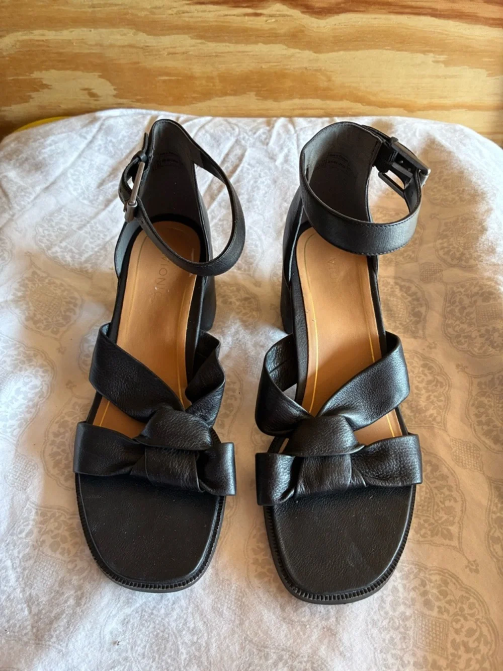 Vionic Maia Ankle Strap Sandals in Black Tmb Leather Size 8.5